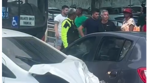 Ônibus perde o controle e bate em dois carros na Av. Kennedy