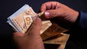 Novo salário mínimo de R$ 1.621 entra em vigor nesta quinta-feira (1º); saiba quando valor começará a ser pago