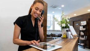 Clínica no bairro Calhau contrata Recepcionista com experiência em vendas