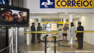 Aposentados podem consultar e contestar descontos indevidos do INSS nos Correios