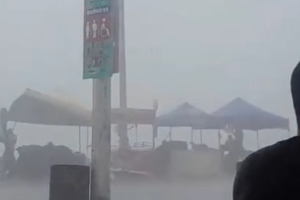 Ventania provoca estragos na Avenida Litorânea, em São Luís