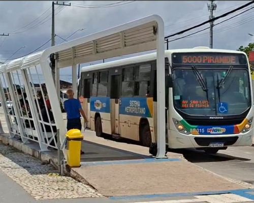 Ônibus urbanos seguem parados pelo 2º dia de greve; semiurbano opera