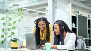 Empresa de consultoria contrata estagiários em Marketing e RH