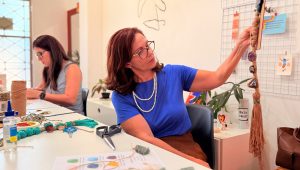 Juliana Coutinho na oficina de macramê Mobiliza SLZ 2025 Foto: reprodução 