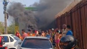 Vídeo: Moradores interditam rua em manifestação por falta de água há mais de uma semana no bairro Gapara