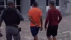 Dupla é flagrada com arma falsa na Maiobinha
