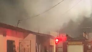 Assista: Residência pega fogo e assusta moradores na Cidade Operária