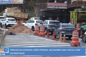 Avenida Edson Brandão volta a ser interditada poucos dias após liberação e causa transtornos no Anil