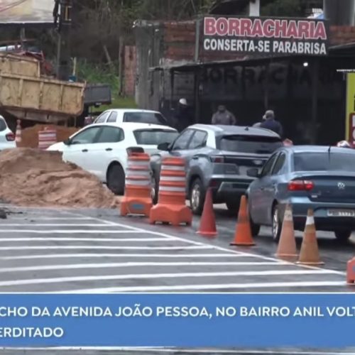 Avenida Edson Brandão volta a ser interditada poucos dias após liberação e causa transtornos no Anil