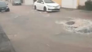 Vídeo: Moradores denunciam esgoto transbordando no Farol do Araçagy