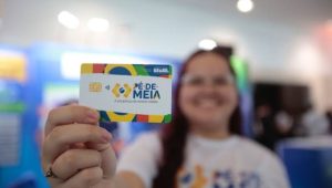 Estudantes da rede pública começam a receber parcela do programa Pé-de-Meia nesta segunda (31)