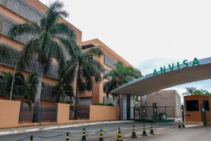 Anvisa proíbe a venda de lote de leite condensado e suplemento no Brasil