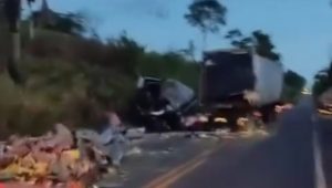ITZ: acidente na BR-010 entre duas carretas deixa motorista com pernas amputadas