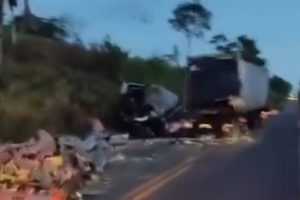 ITZ: acidente na BR-010 entre duas carretas deixa motorista com pernas amputadas