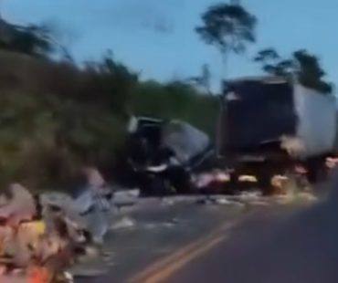 ITZ: acidente na BR-010 entre duas carretas deixa motorista com pernas amputadas