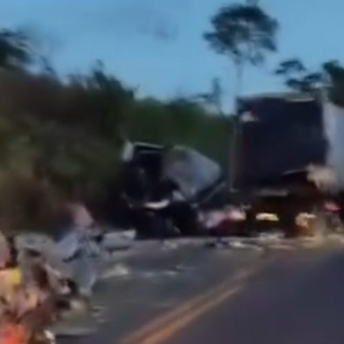 ITZ: acidente na BR-010 entre duas carretas deixa motorista com pernas amputadas