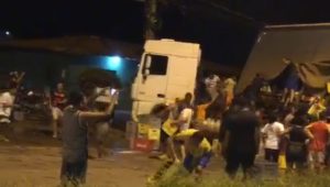 Carreta de cerveja tomba e garante a festa de Páscoa 