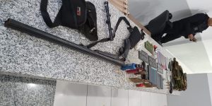 Duas pessoas são presas suspeitas de um assassinato próximo à delegacia de Pastos Bons