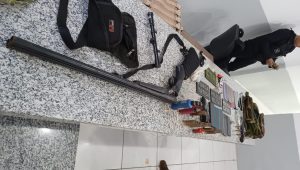 Duas pessoas são presas suspeitas de um assassinato próximo à delegacia de Pastos Bons