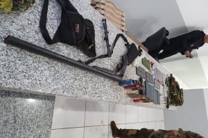 Duas pessoas são presas suspeitas de um assassinato próximo à delegacia de Pastos Bons