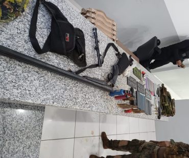 Duas pessoas são presas suspeitas de um assassinato próximo à delegacia de Pastos Bons