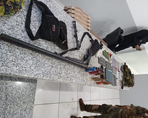 Duas pessoas são presas suspeitas de um assassinato próximo à delegacia de Pastos Bons