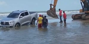Veículo fica atolado no Araçagy e é resgatado por retroescavadeira
