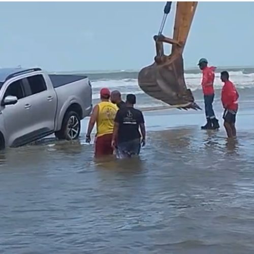 Veículo fica atolado no Araçagy e é resgatado por retroescavadeira