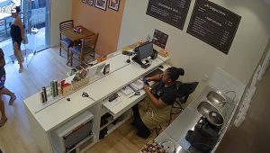 Duas mulheres furtam loja de chocolate na Cidade Operária