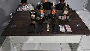 Três homens são presos por roubar garrafas de whisky de entregador no João Paulo