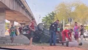 Acidente deixa carro capotado próximo à cabeceira da Ponte Bandeira Tribuzzi