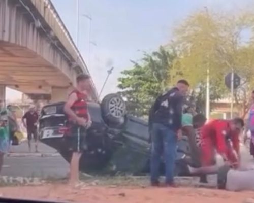 Acidente deixa carro capotado próximo à cabeceira da Ponte Bandeira Tribuzzi