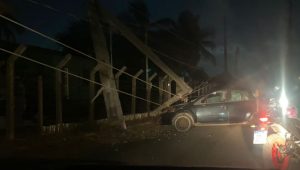 Carro derruba poste na Av. Epitácio Cafeteira e deixa Vila São José sem energia
