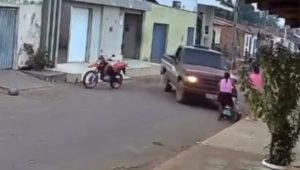 Vídeo: Caminhonete atropela mãe e criança em Gonçalves Dias