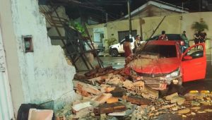 Motorista embriagado acerta e derruba muro de casa abandonada em Imperatriz