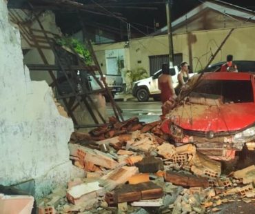 Motorista embriagado acerta e derruba muro de casa abandonada em Imperatriz