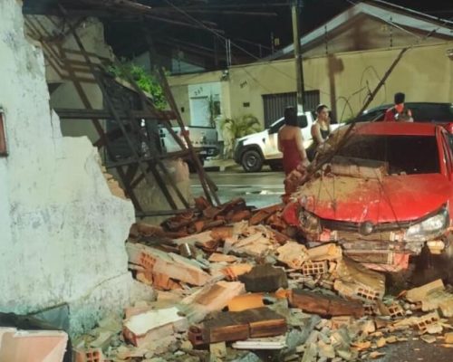 Motorista embriagado acerta e derruba muro de casa abandonada em Imperatriz