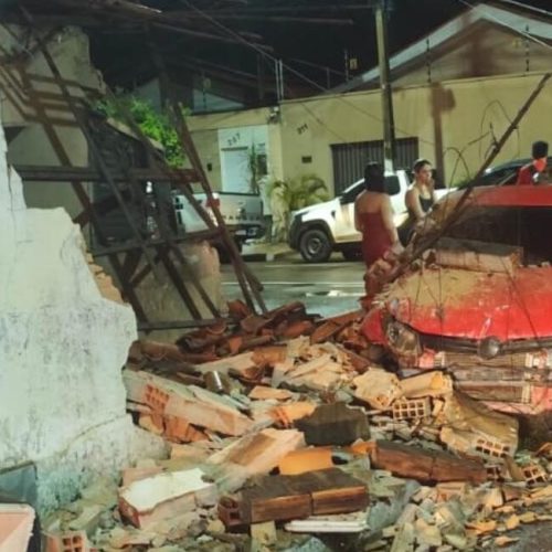 Motorista embriagado acerta e derruba muro de casa abandonada em Imperatriz