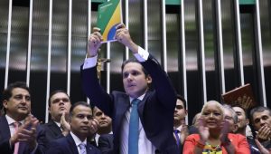 Hugo Motta levantou exemplar da Constituição em primeiro discurso como presidente. Foto: Marina Ramos/Câmara dos Deputados

