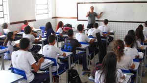 PL propõe capacitação em primeiros socorros de saúde mental para professores e funcionários de escolas