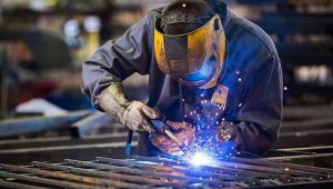 Empresa na área da construção civil contrata Adesivador e auxiliar de Serralheiro