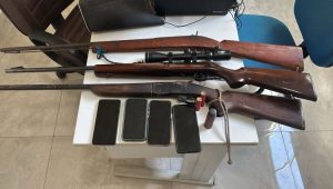 Homem é preso e adolescente apreendido por armas ligadas à morte da influenciadora Adriana Oliveira