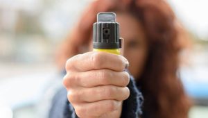 Projeto propõe porte de spray de pimenta para mulheres vítimas de violência doméstica