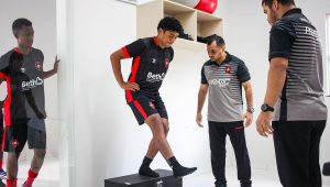 Moto Club apresenta 24 jogadores e diretor de futebol