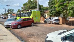 Acidente com micro-ônibus de empresa particular deixa Nova Terra sem energia