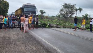Populares interditam totalmente trecho da BR-135/MA