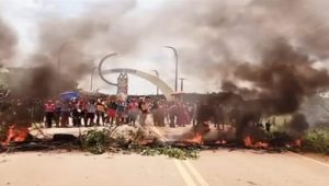 Vereadores são escoltados pela PM após sessão