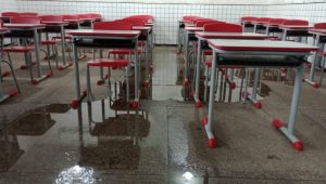 Alunos registram incêndio em escola naa Vila Samara