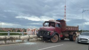Caçamba quebra barra de direção e atinge Ponte Bandeira Tribuzzi