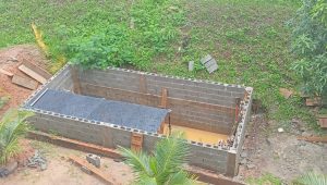 Com água parada, construção abandonada vira criadouro do mosquito da dengue